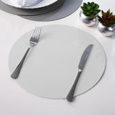 Foto do Jogo Americano Redondo Sousplat Corino Impermeável Branco da Chame do Detalhe muito bonita